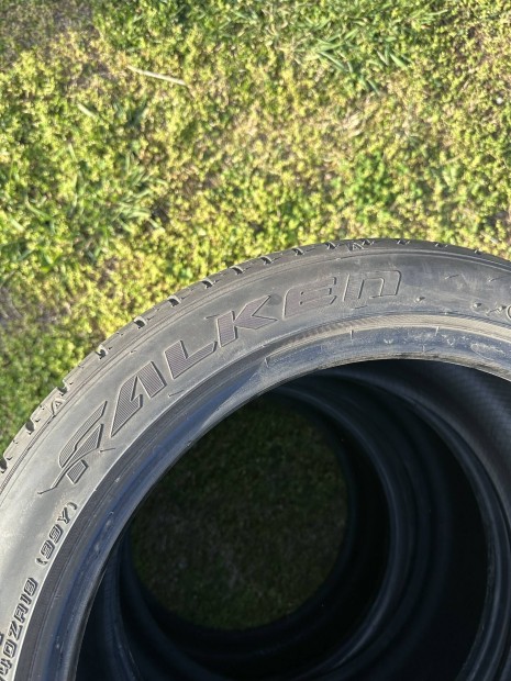 Falken 255/40 R18-as nyári gumi