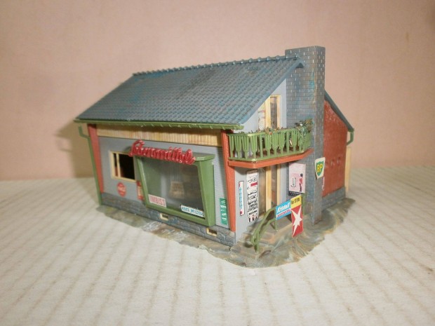 Faller 208 -családi ház garázzsal, + kis üzlet 1:87 - ( F-85)