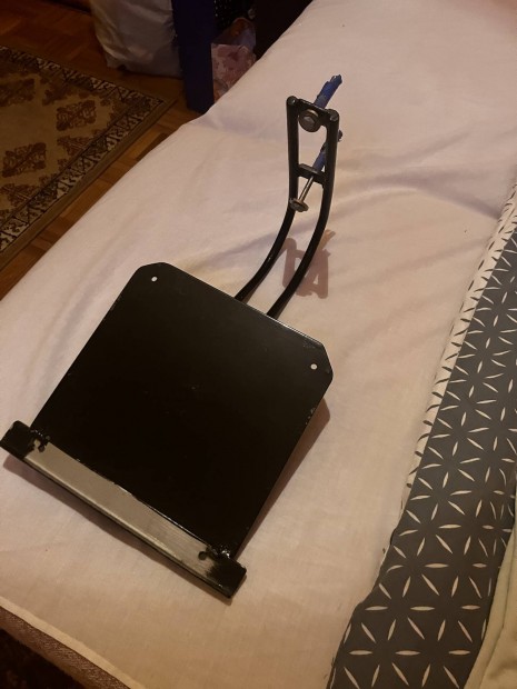 Falra szerelhető állványtartó