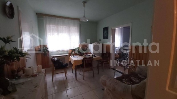 Falusi Csok-os h�z Enes�n Gy�rt�l 17 percre!