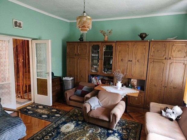 Falusi Csok-ra alkalmas, nagy h�z hatalmas kerttel G�vavencsell�n el