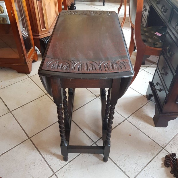 Faragott antik asztalka