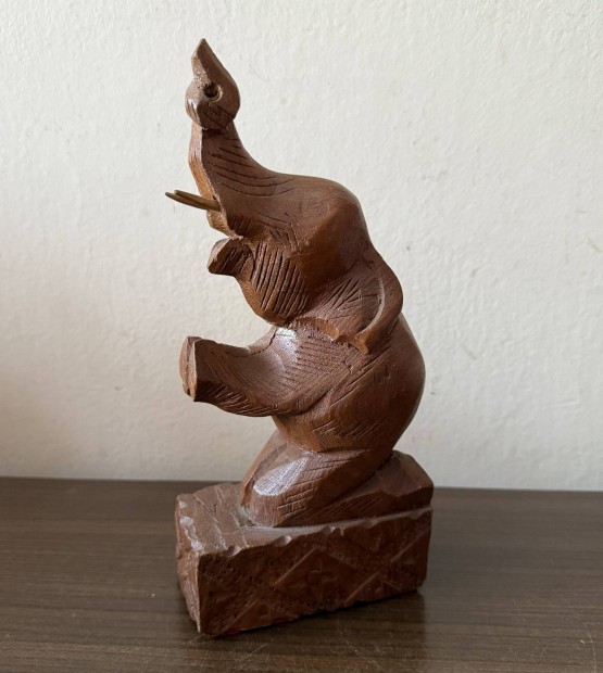 Faragott fa elefánt Egyben kifaragva a talpával együtt! 26 cm