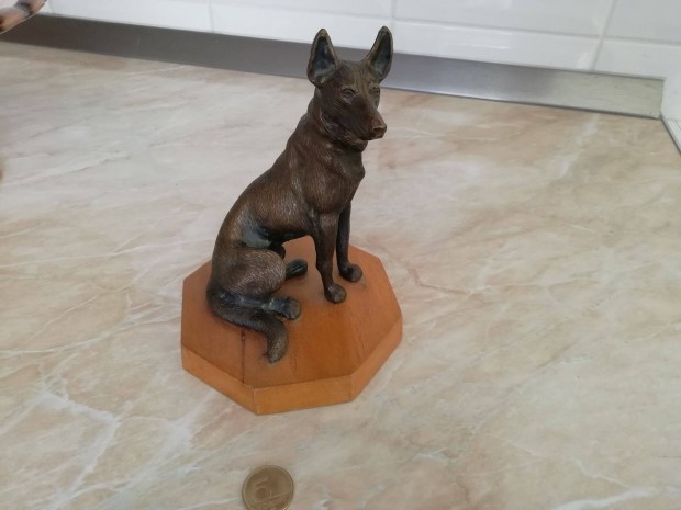 Farkaskutya bronz szobor az 1940-es vekbl