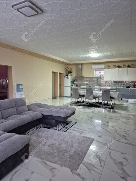 Farmos  k�zpontj�hoz k�zel.