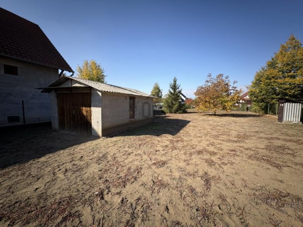 Farmosi 878 nm-es telek elad�