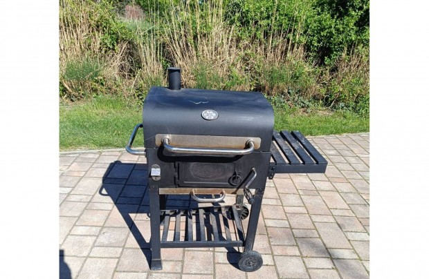 Faszenes grillező , grilkocsi jó állapotban eladó. A faszéntálca magas