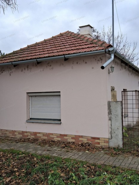 Fegyvernek -Szap�rfaluban fel�j�tott kis csal�di h�z elad�