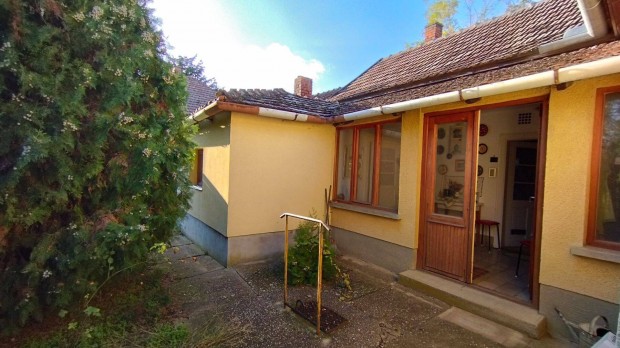 Fegyverneken csal�di h�z elad�