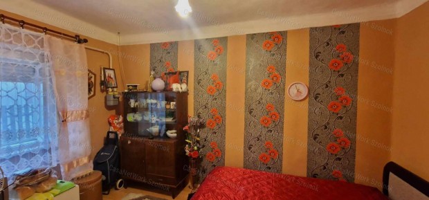 Fegyverneken elad� k�t csal�di h�z egy helyrajzi sz�mon