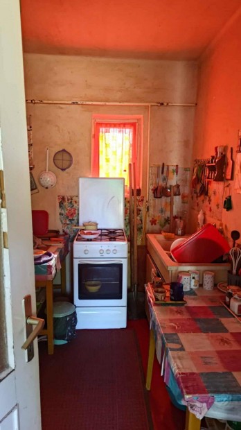 Fegyverneken h�z telekkel keresi �j gazd�j�t