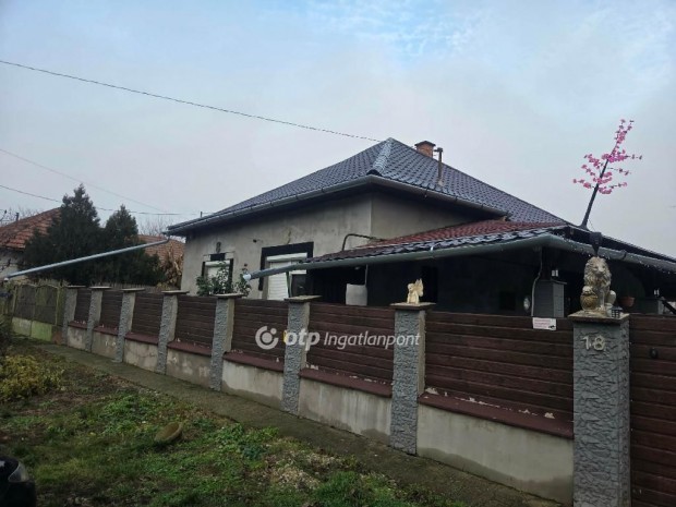 Fegyverneki 71 nm-es h�z elad�