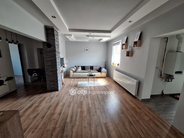 Fegyverneki 81 nm-es h�z elad�