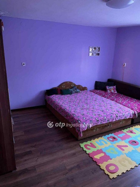 Fegyverneki elad� 76 nm-es h�z