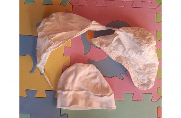 Fehér 3 db babasapka, megkötős, csipkés