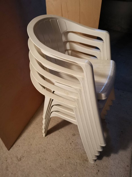 Fehér 5 db kerti műanyag szék eladó!