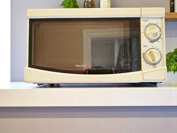 Fehér Hauser mikró, 700W (MW-717G)