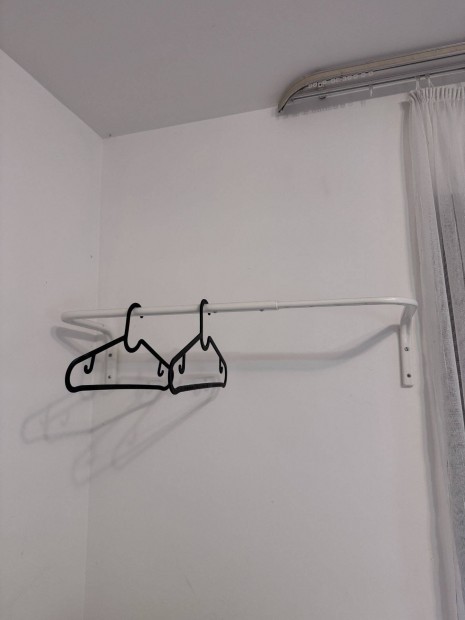 Fehér IKEA falipolc Lack és Fali ruhatartó polc IKEA Mulig