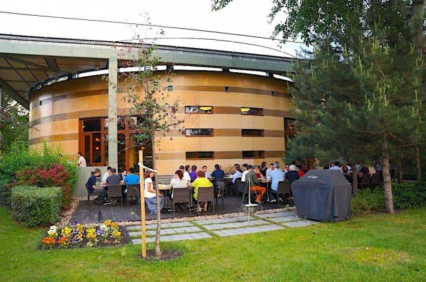 Fehér Mosogatót/ Konyhai Kisegítőt Keresünk (heti 5 nap, 6:00-15:00ig)