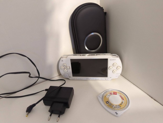 Fehér PSP pakk eladó ritka játékkal, tokkal, eredeti töltővel