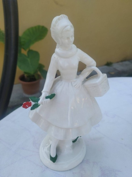 Fehér, alapmázas porcelán szobor, népviseletbe öltözött hölgy szobor 2