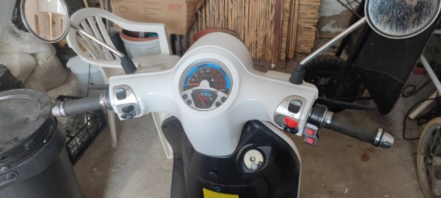 Fehr elektromos. Moped