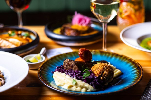 Feh�r-fekete mosogat�t, konyhai kiseg�t�t keres�nk a XI. ker�letbe!