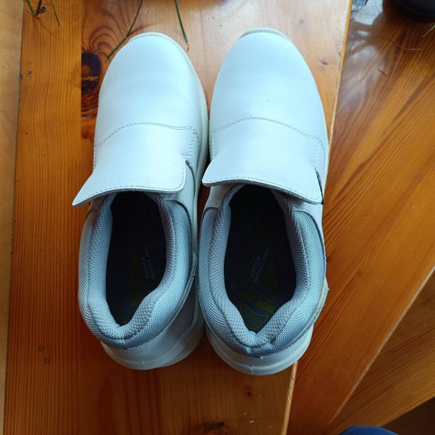 Fehér fémbetétes munkavédelmi cipő