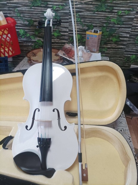 Fehér hegedű extra szép tokkal vonóval