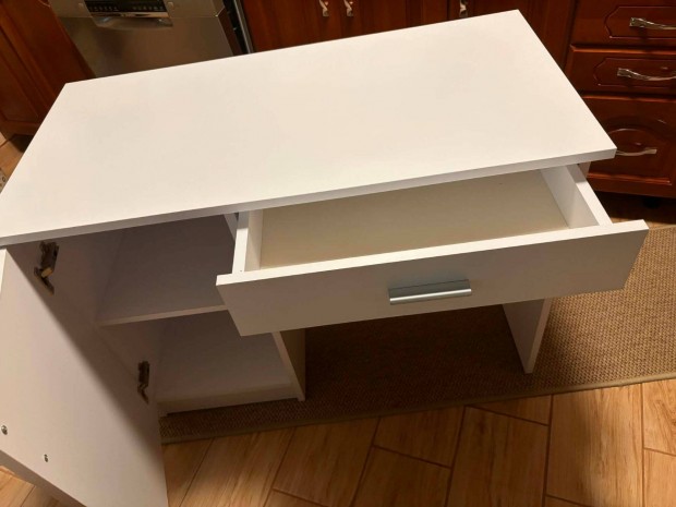 Feh�r �r�asztal