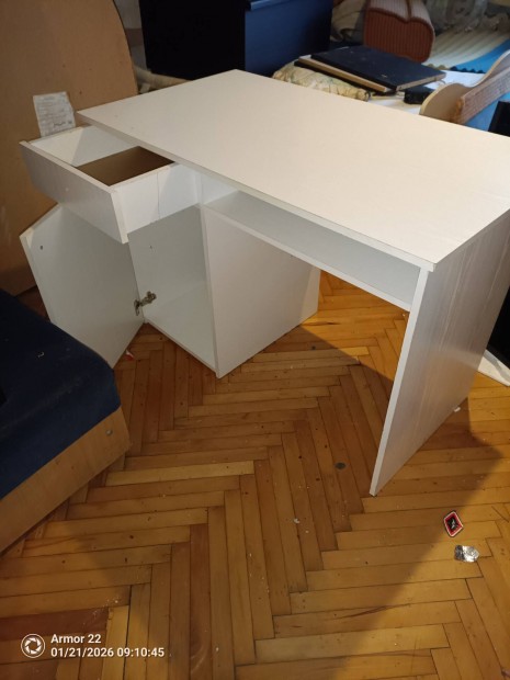 Feh�r �r�asztal 