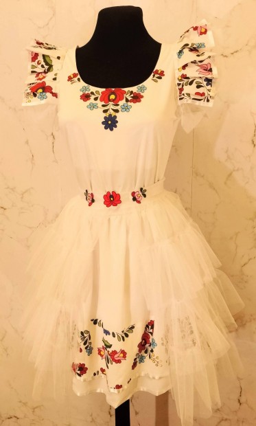 Feh�r ruha maty� d�sz�t�ssel 