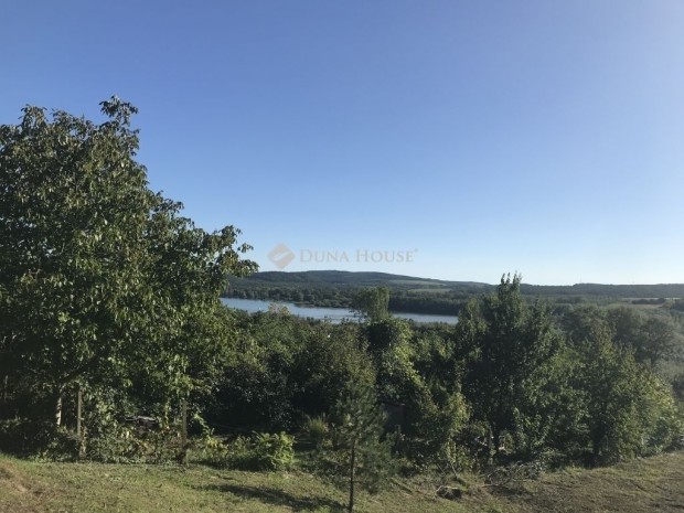 Feh�rv�rcsurg�n panor�m�s telek pinc�vel elad�