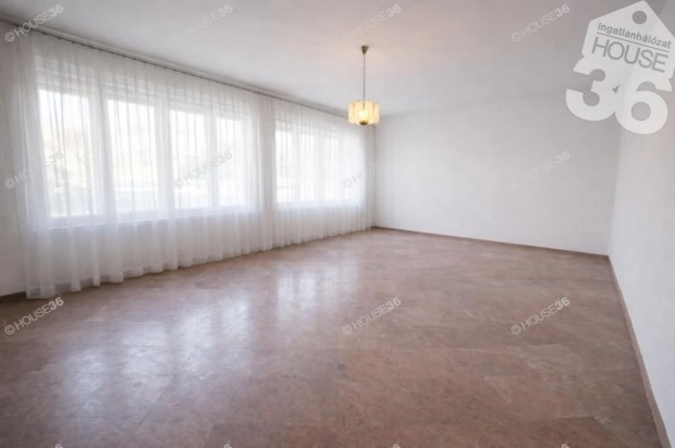 Fejleszthet�, b�v�thet� �zleti ingatlan Lajosmizse sz�v�ben!