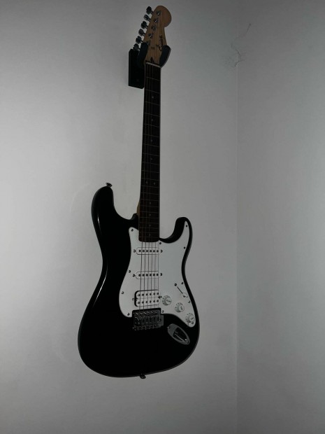 Fekete Elektromos Gitr (squier by fender stratocaster s/n ics 200747)