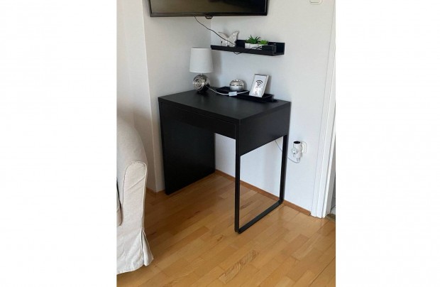 Fekete IKEA szett: Micke asztal, Mosslanda polc, 40 cm-es tál
