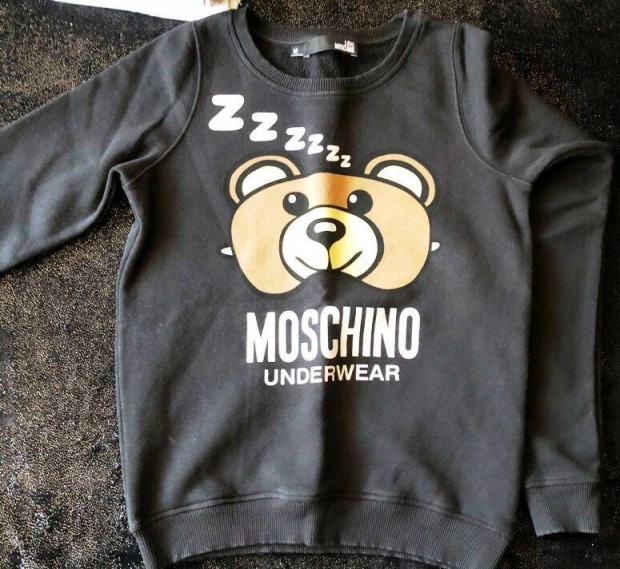 Fekete Moschino melegt