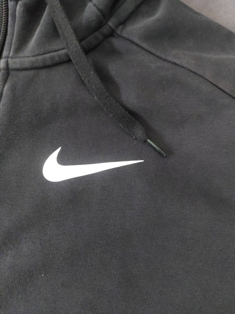 Fekete Nike cipzros pulcsi 