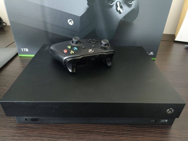 Fekete Xbox One X 1Tb hdd