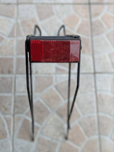 Fekete ac�l retro klasszikus csomagtart� - prizm�val