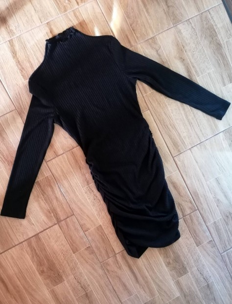 Fekete bordzott ruha