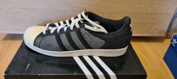 Fekete-fehr 48-as Adidas sportcip