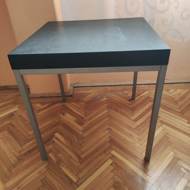 Fekete kis kocka asztal 