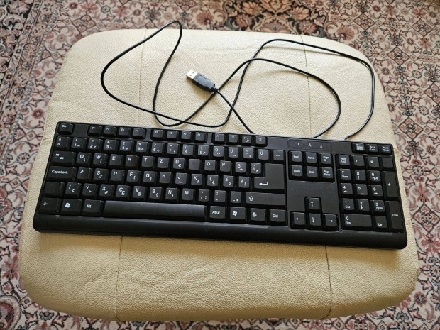 Fekete magyar nyelvű ékezetes vezetékes számítógép billentyűzet USB cs