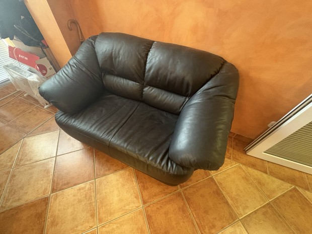 Fekete m�b�r kanap� 2 db