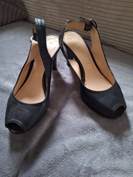 Fekete n�i b�r magassark� 38-as