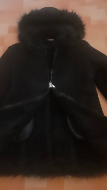 Fekete női irha szerű kabát eladó 