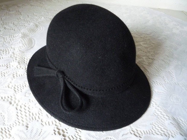 Fekete női kalap 54-es