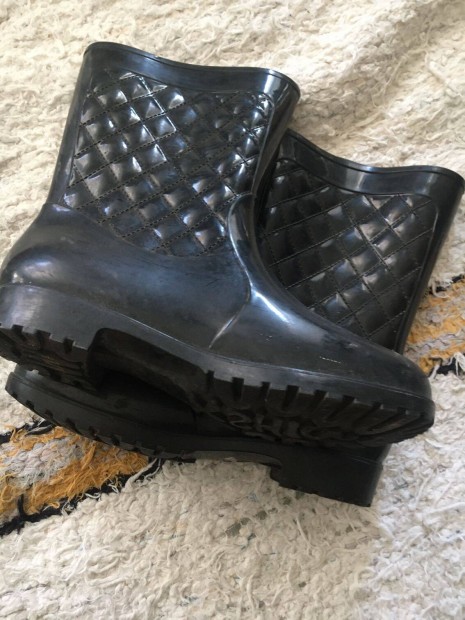 Fekete sz�n� 39-es gumicsizma
