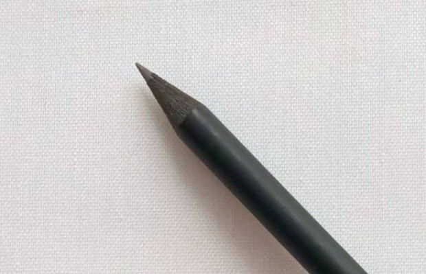 Fekete szn ceruza kk kristllyal a vgn * Hossza: 18 cm * 180 Ft
